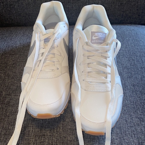 SALE 🛍️🛍️ WOMENS NIKE tan shoe MD RUNNER 2 - Picture 3 of 5